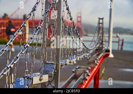 Petit pont miniature en métal Golden Gate présentant construire à côté de la vraie chose le matin brumeux Banque D'Images