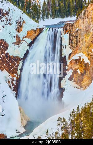 Falaises enneigées avec Yellowstone Upper Falls Banque D'Images
