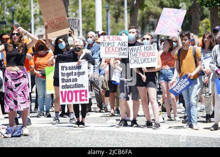 San Francisco, États-Unis. 11th juin 2022. Les manifestants tiennent des écriteaux exprimant leur opinion pendant le rallye. De nombreuses villes des États-Unis organisent des rassemblements pour mettre fin à la violence par les armes à feu et faire entendre leur voix. À San Francisco, les gens tiennent un rassemblement à l'extérieur de l'hôtel de ville et manifestent avec des pancartes. Les participants au rassemblement espèrent que les États-Unis ont un fort contrôle des armes à feu et protègent les enfants de la violence par armes à feu. Crédit : SOPA Images Limited/Alamy Live News Banque D'Images