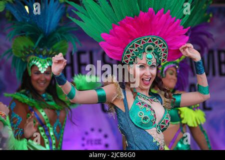 Helsinki, Finlande. 11th juin 2022. Des interprètes de samba vêtus de costumes colorés dansent sur la place du Sénat pendant les célébrations à 11 juin 2022, dans une capitale de la Finlande, un carnaval de samba a eu lieu dans le cadre de la célébration du jour d'Helsinki. Crédit : SOPA Images Limited/Alamy Live News Banque D'Images