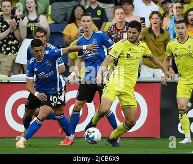 11 juin 2022: Milieu de terrain de Nashville SC Alex Muyl (19) prend la balle de San José tremblements de terre en avant Cristian Espinoza (10) pendant la première moitié d'un jeu MLS entre San Jose tremblements de terre et Nashville SC au parc Geodis à Nashville TN Steve Roberts/CSM Banque D'Images