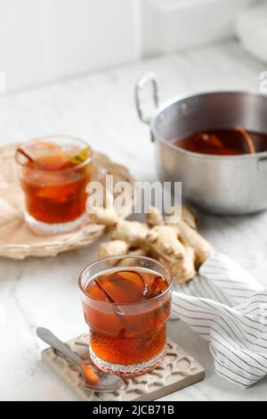 Wedang Uwuh, boisson traditionnelle aux herbes de Yogyakarta, Indonésie. Contient une variété de feuilles, cannelle, muscade, Gingers, bois de Secang, Et des clous de girofle. Banque D'Images