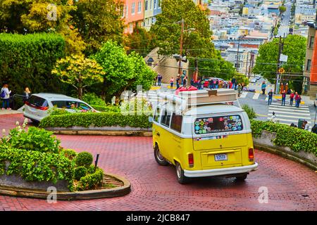 Les voyageurs se trouvant dans le bus Volkswagen descendent la route sinueuse en briques de Lombard Street à San Francisco Banque D'Images