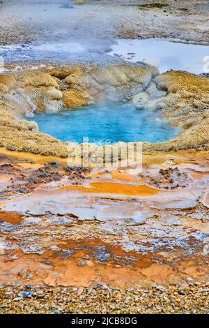 Couches de couleur autour du geyser bleu profond dans le bassin de Yellowstone Banque D'Images
