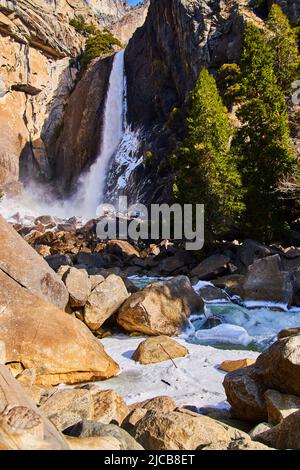 Abaissez les chutes de Yosemite en début de matinée avec une rivière glaciale Banque D'Images