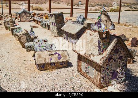 Miniature de la ville fantôme de Rhyolite dans le désert Banque D'Images