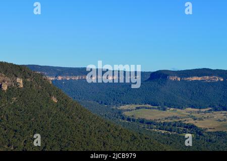 Vue depuis le point de vue de Mitchell Pass au Mont Victoria, dans les Blue Mountains d'Australie Banque D'Images