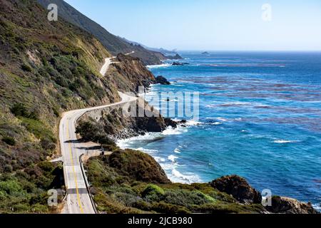 La Pacific Coast Highway épouse la côte de Big sur le long de l'océan Pacifique. Route pittoresque non fréquentée en Californie Banque D'Images