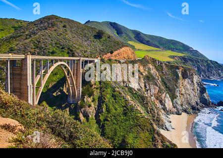 Magnifique pont de Bixby voûté sur la côte ouest avec plages, montagnes et océan Banque D'Images