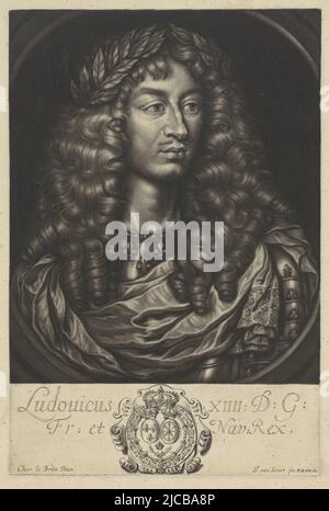 Louis XIV, roi de France, en armure avec une longue perruque et une couronne de Laurier sur sa tête en marge de ses titres et de son écusson familial, Portrait de Louis XIV, roi de France, imprimeur: Jan van Somer, (mentionné sur l'objet), après: Charles le Brun, (mentionné sur objet), éditeur: Frederik de Wit, (mentionné sur objet), Amsterdam, 1655 - 1706, papier, gravure, h 321 mm × l 215 mm Banque D'Images