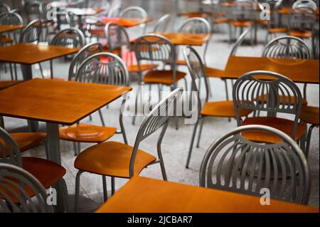 Tables et chaises en bois sur la grande aire de restauration vide du centre commercial Banque D'Images