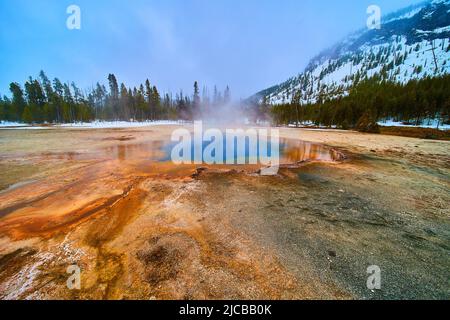 Superbes piscines colorées au Yellowstone Biscuit Basin en hiver Banque D'Images