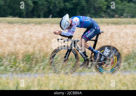 Montbrison, France. 08th juin 2022. Dries Devenyns (Quick-Step Alpha Vinyl Team) en action sur le stade 4th du Criterium du Dauphine 2022. La quatrième étape du Criterium du Dauphine Libere est un essai individuel à une distance de 31,9 km entre Montbrison et la Bâtie d'Urfé dans le département de la Loire. Le vainqueur de la scène est Filippo Ganna (équipe d'Ineos Grenadiers) en 35mn 32s. Il est en avance sur Wout Van Aert (Jumbo Visma Team), 2nd à 2s et Eythan Hayter (Ineos Grenadiers Team) à 17s. (Photo de Laurent Coust/SOPA Images/Sipa USA) crédit: SIPA USA/Alay Live News Banque D'Images