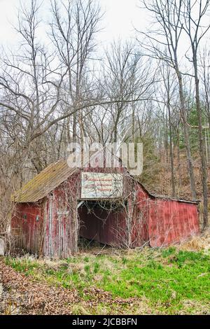 La grange rouge du Midwest tombe en morceaux à la fin de l'hiver Banque D'Images