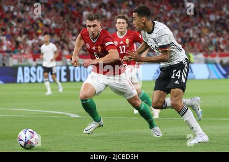 Budapest. 11th juin 2022. Willi Orban (L) de Hongrie rivalise avec Jamal Musiala d'Allemagne pendant la Ligue des Nations de l'UEFA Un match de football entre la Hongrie et l'Allemagne au stade de Puskas Arena à Budapest, Hongrie sur 11 juin 2022. Credit: Attila Volgyi/Xinhua/Alay Live News Banque D'Images