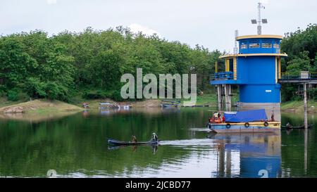 Brebes, Indonésie - 12 décembre 2021 : bateau de pêche au départ de la tour de contrôle du niveau de l'eau dans le réservoir Malahayu. Banque D'Images