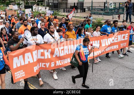 New York, États-Unis. 11th juin 2022. Le procureur général d’État Letitia James s’est joint à des milliers de personnes marchant sur le pont de Brooklyn contre la violence par les armes à feu. Mars s'est terminé par un rallye à Lower Manhattan à New York sur 11 juin 2022. La marche et le rassemblement ont été organisés en Mars pour nos vies, qui est un mouvement dirigé par des étudiants et axé sur la prévention de la violence par les armes à feu. Les mêmes rassemblements ont eu lieu dans tout le pays dans de nombreuses villes, surtout à la suite des fusillades de masse à Buffalo et au Texas. (Photo de Lev Radin/Sipa USA) crédit: SIPA USA/Alay Live News Banque D'Images