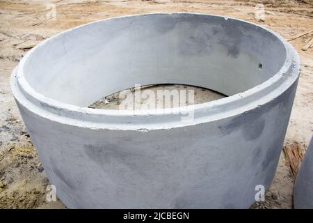 grand anneau de béton pour stocker les eaux de canalisation lors des réparations sur route Banque D'Images