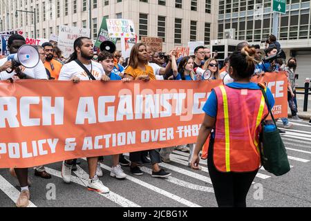 New York, États-Unis. 11th juin 2022. Le procureur général d’État Letitia James s’est joint à des milliers de personnes marchant sur le pont de Brooklyn contre la violence par les armes à feu. Le mois de mars s'est terminé par un rallye à Lower Manhattan. La marche et le rassemblement ont été organisés en Mars pour nos vies, qui est un mouvement dirigé par des étudiants et axé sur la prévention de la violence par les armes à feu. Les mêmes rassemblements ont eu lieu dans tout le pays dans de nombreuses villes, surtout à la suite des fusillades de masse à Buffalo et au Texas. (Photo de Lev Radin/Pacific Press) crédit: Pacific Press Media production Corp./Alay Live News Banque D'Images