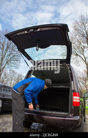 vue dans le coffre de voiture à la campagne Banque D'Images