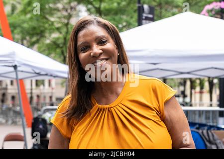 New York, New York, États-Unis. 11th juin 2022. Le procureur général d’État Letitia James s’est joint à des milliers de personnes marchant sur le pont de Brooklyn contre la violence par les armes à feu. Le mois de mars s'est terminé par un rallye à Lower Manhattan. La marche et le rassemblement ont été organisés en Mars pour nos vies, qui est un mouvement dirigé par des étudiants et axé sur la prévention de la violence par les armes à feu. Les mêmes rassemblements ont eu lieu dans tout le pays dans de nombreuses villes, surtout à la suite des fusillades de masse à Buffalo et au Texas. (Credit image: © Lev Radin/Pacific Press via ZUMA Press Wire) Banque D'Images