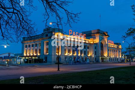 Vancouver, C.-B., Canada - 26 avril 2021 : vue de nuit de la gare centrale du Pacifique. Banque D'Images