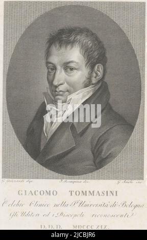 Portrait de Giacomo Tommasini dans un ovale sous le portrait son nom et texte en italien, Portrait de Giacomo Tommasini, Imprimeur: Giuseppe Asioli, (mentionné sur l'objet), après: Giuseppe Guizzardi, (mentionné sur l'objet), dessinateur intermédiaire: Giuseppe Rosaspina, (mentionné sur l'objet), Italie, 1819, papier, gravure, h 249 mm - l 184 mm Banque D'Images