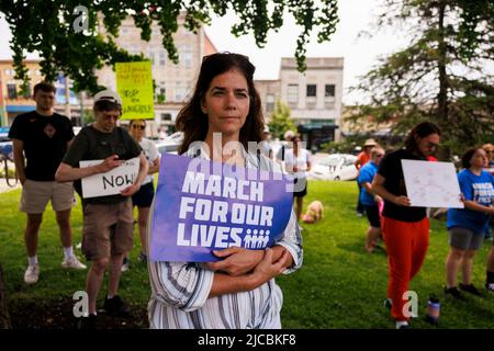 Bloomington, États-Unis. 11th juin 2022. Les défenseurs du contrôle des armes à feu participent à un rassemblement « The Arch for Our Lives » et défilez dans le centre-ville de Bloomington. Des manifestations similaires ont été organisées dans des villes des États-Unis après plusieurs fusillades de masse récentes. Crédit : SOPA Images Limited/Alamy Live News Banque D'Images