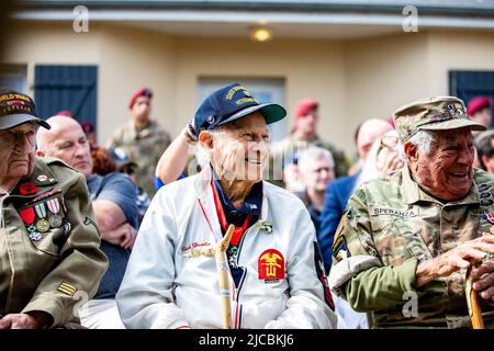 France. 2nd juin 2022. Les anciens combattants de la Seconde Guerre mondiale et les représentants de ceux qui ne pouvaient pas être présents reçoivent une pièce de défi au Monument des héros éternels de Normandie, France, 2 juin 2022. Les anciens combattants de la Seconde Guerre mondiale et les représentants de la 82nd division aéroportée et des 101st divisions aéroportées (assaut aérien) sont venus en l'honneur des parachutistes tombés qui ont libéré Ravenoville en juin 1944. Crédit: Armée américaine/ZUMA Press Wire Service/ZUMAPRESS.com/Alamy Live News Banque D'Images