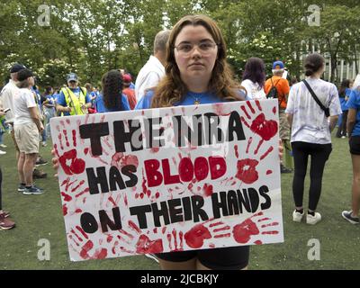 New York, 11 juin 2022. Les manifestants de la Marche pour notre vie protestent contre la violence par les armes à feu et soutiennent une législation plus stricte sur les armes à feu. Banque D'Images