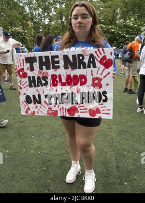 New York, 11 juin 2022. Les manifestants de la Marche pour notre vie protestent contre la violence par les armes à feu et soutiennent une législation plus stricte sur les armes à feu. Banque D'Images