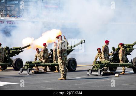 Charlotte, Caroline du Nord, États-Unis. 29th mai 2022. Les parachutistes de la 82nd Airborne Division et d'autres membres de service de différentes unités et succursales ont été reconnus lors de la course de Nascar Coca Cola 600 29 mai 2022, au circuit automobile de Charlotte, en Caroline du Nord. La course a eu lieu le jour du souvenir en l'honneur de ceux qui ont défendu les libertés de la nation en faisant le sacrifice ultime. Crédit: Armée américaine/ZUMA Press Wire Service/ZUMAPRESS.com/Alamy Live News Banque D'Images