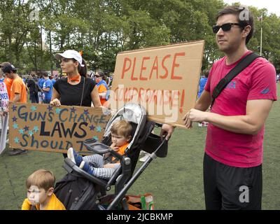 New York, 11 juin 2022. Les manifestants de la Marche pour notre vie protestent contre la violence par les armes à feu et soutiennent une législation plus stricte sur les armes à feu. Banque D'Images