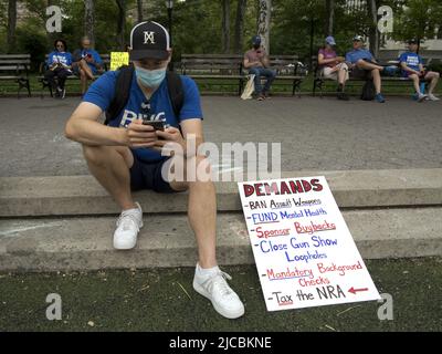 New York, 11 juin 2022. Les manifestants de la Marche pour notre vie protestent contre la violence par les armes à feu et soutiennent une législation plus stricte sur les armes à feu. Banque D'Images