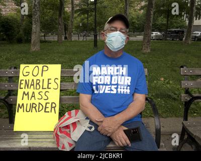 New York, 11 juin 2022. Les manifestants de la Marche pour notre vie protestent contre la violence par les armes à feu et soutiennent une législation plus stricte sur les armes à feu. Banque D'Images