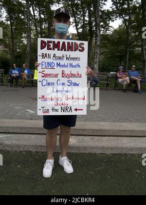 New York, 11 juin 2022. Les manifestants de la Marche pour notre vie protestent contre la violence par les armes à feu et soutiennent une législation plus stricte sur les armes à feu. Banque D'Images