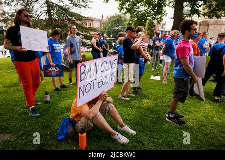 Bloomington, États-Unis. 11th juin 2022. Les défenseurs du contrôle des armes à feu tiennent un moment de silence de 21 secondes tout en participant à un rassemblement de « l'arche pour nos vies » et en mars dans le centre-ville de Bloomington. Des manifestations similaires ont été organisées dans des villes des États-Unis après plusieurs fusillades de masse récentes. (Photo de Jeremy Hogan/SOPA Images/Sipa USA) crédit: SIPA USA/Alay Live News Banque D'Images