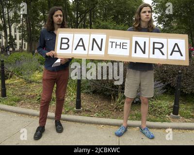 New York, 11 juin 2022. Les manifestants de la Marche pour notre vie protestent contre la violence par les armes à feu et soutiennent une législation plus stricte sur les armes à feu. Banque D'Images