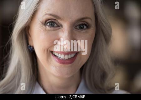 Portrait en gros plan d'une belle femme d'âge moyen souriante Banque D'Images