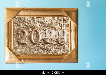 Textures, cadre, papier et nombres dorés 2023 isolés sur fond bleu. Mise en page de la nouvelle année. Banque D'Images