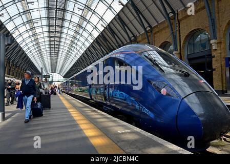 Passagers au départ d'un train de Hull classe 802 Paragon à la gare de King's Cross. Londres, Royaume-Uni Banque D'Images