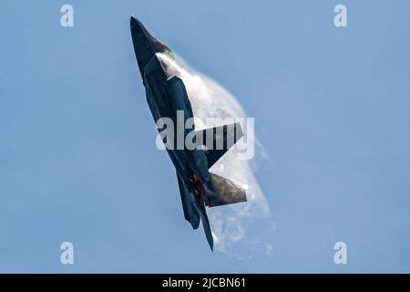 Jones Beach State Park, New York, États-Unis. 23rd mai 2022. Le Maj Joshua Cabo Gunderson, commandant et pilote de l'équipe de démonstration F-22, préforme une boucle de puissance lors du Bethpage Air Show 23 mai 2022, au parc national de Jones Beach, New York. La boucle de puissance est une manœuvre qui utilise les buses de guidage de poussée uniques du Raptor pour retourner rapidement l'avion. Credit: US Air Force/ZUMA Press Wire Service/ZUMAPRESS.com/Alamy Live News Banque D'Images