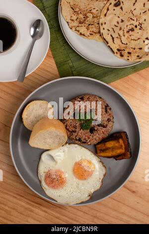 Petit déjeuner traditionnel au Costa rica avec café noir et tortillas, vue de dessus Banque D'Images