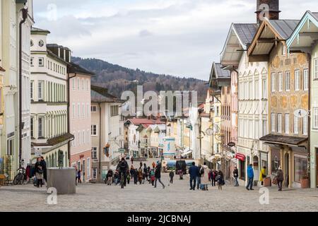 Bad Tölz, Allemagne - 2 févr. 2022: Zone piétonne de Bad Tölz (Marktstraße). Banque D'Images