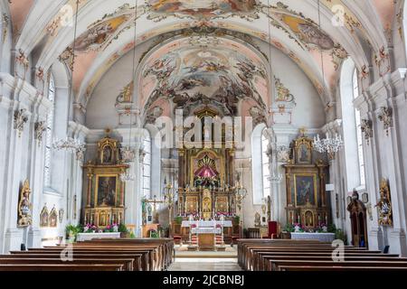 Bad Tölz, Allemagne - 2 févr. 2022: Intérieur de l'église Mariä Himmelfahrt. Banque D'Images