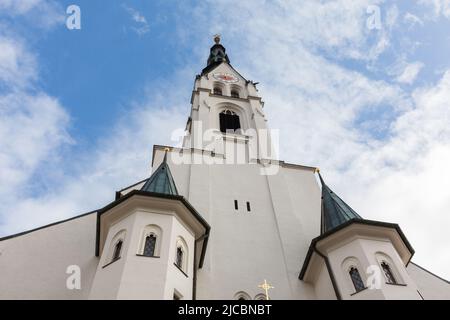 Bad Tölz, Allemagne - 2 février 2022 : vue de face de l'église Mariä Himmelfahrt. Banque D'Images