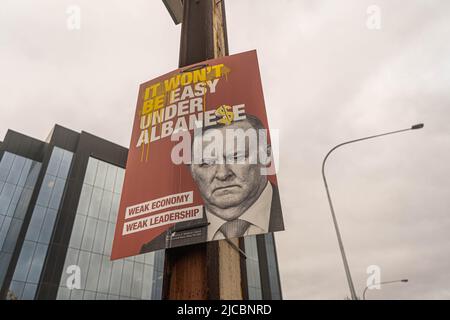 Adélaïde Australie, 12 juin 2022. Une affiche de campagne montrant une photo du chef du parti travailliste Anthony Albanese avec les mots « ça ne sera pas facile sous Albanese » Anthony Albanese a été élu Premier ministre en remplacement de Scott Morrison aux élections fédérales du 21 mai 2002. Credit. amer ghazzal/Alamy Live News Banque D'Images