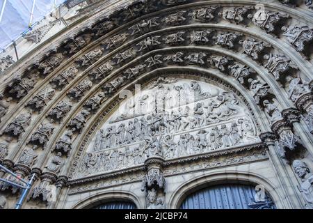 Antwerpen, Belgique - 11 juillet 2021: Tympanon dépeignant des scènes du dernier jugement. Au-dessus de l'une des portes de la cathédrale notre-Dame. Banque D'Images