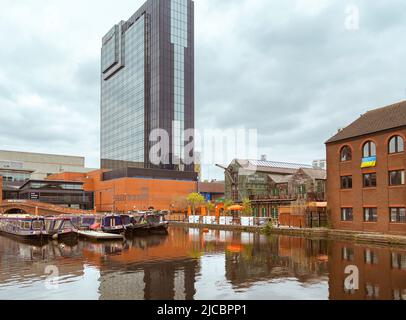 Le Hyatt Regency Birmingham, surplombant le Canal House Bar & Restaurant et les bateaux étroits amarrés à Regency Wharf. Banque D'Images