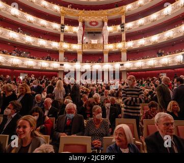 Patrons à l'entracte à l'intérieur du Théâtre National (Théâtre National), Munich, Bavière, Allemagne Banque D'Images